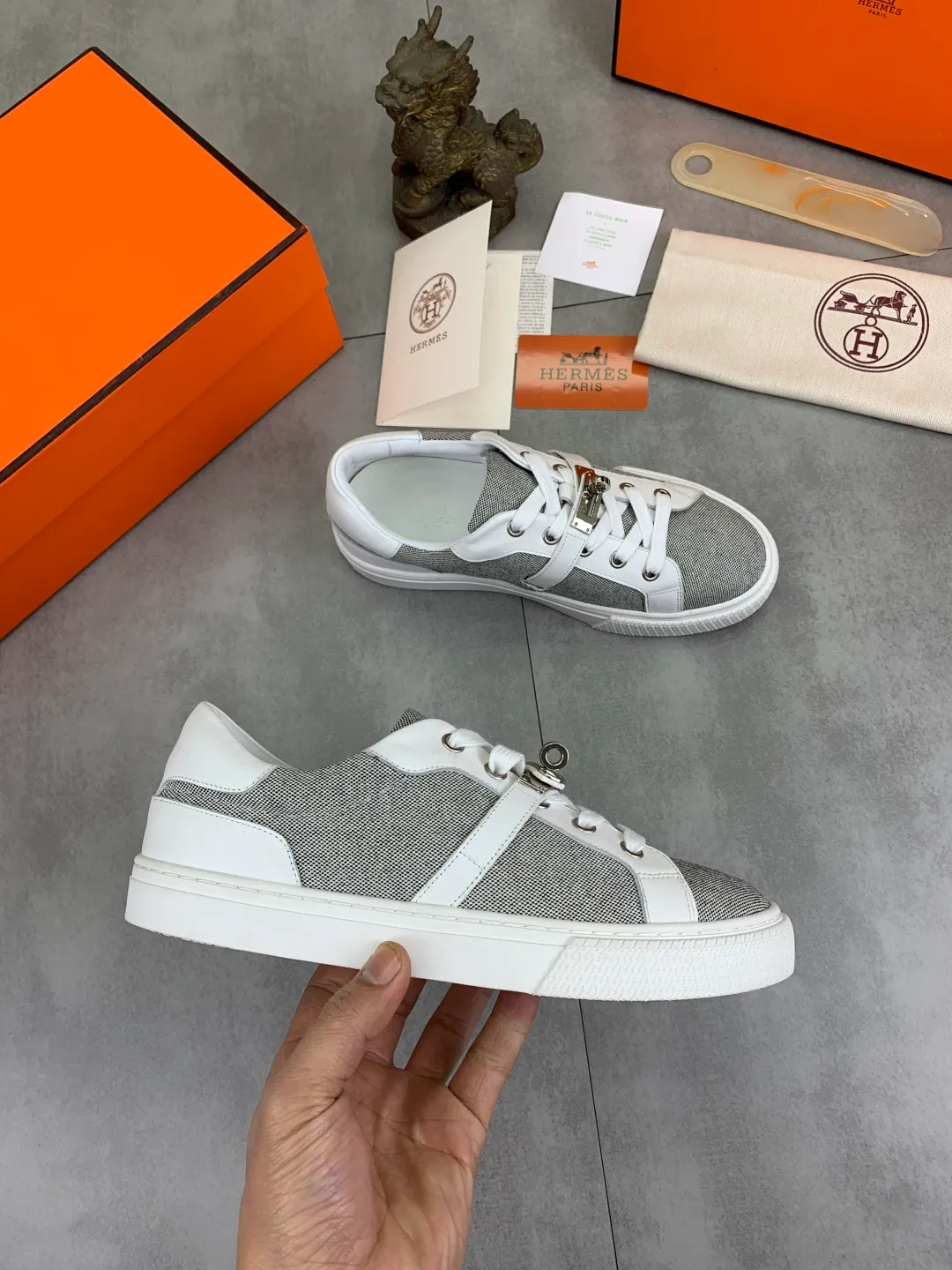 Men's men's shoes 💰P640 New Hermes top version Hermès classic couple style #𝐊𝐞𝐥𝐥𝐲 buckle casual white shoes skateboard shoes that will not conflict with shoes at all. Full of unknowns, Hermès rarely produces flat casual shoes and they are paired with classic palladium-plated Kelly shoe buckles! You'll fall in love with it at first sight. It's super versatile and can be worn with any skirt or pants. 🉑️Close your eyes and wear it. It's super noble. Fabric: Specific cowhide/canvas material. Lining: Sheepskin lining. Outsole: Original molded TPU outsole. Size: 35-45.